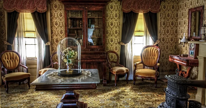The palette, and the objects that carry the room